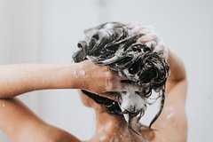 Россиянам развеяли популярные мифы о мытье головы